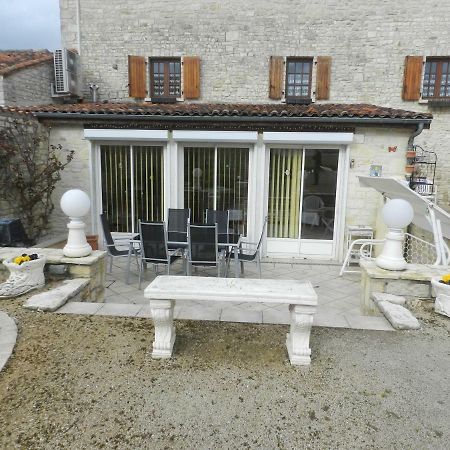 Les Quatre Saisons Villa Saint-Angeau Екстериор снимка