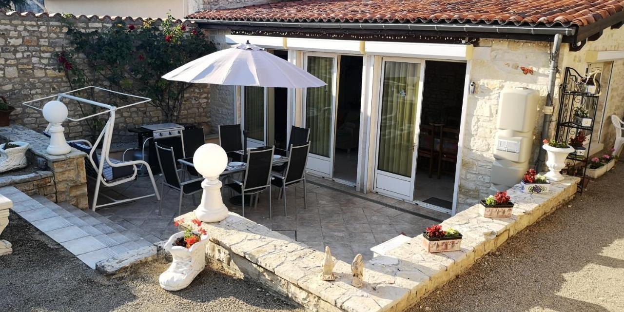 Les Quatre Saisons Villa Saint-Angeau Екстериор снимка