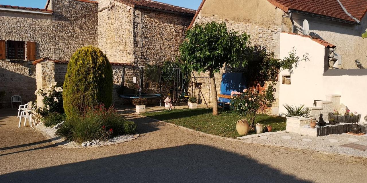 Les Quatre Saisons Villa Saint-Angeau Екстериор снимка