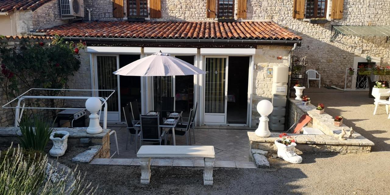 Les Quatre Saisons Villa Saint-Angeau Екстериор снимка