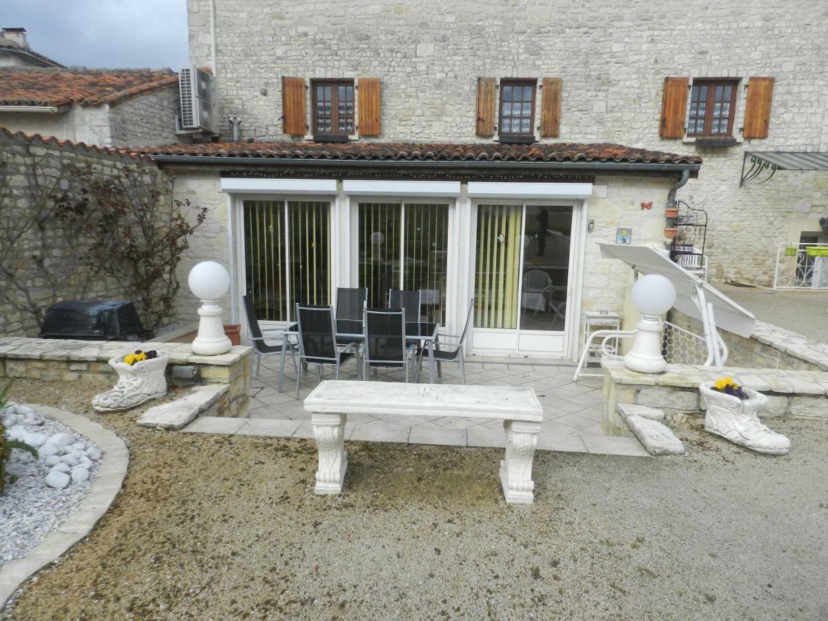 Les Quatre Saisons Villa Saint-Angeau Екстериор снимка