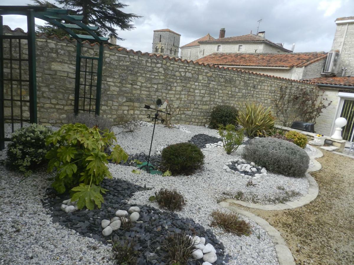 Les Quatre Saisons Villa Saint-Angeau Екстериор снимка