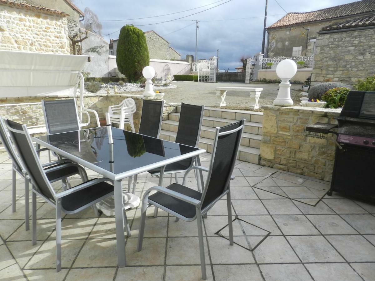 Les Quatre Saisons Villa Saint-Angeau Екстериор снимка