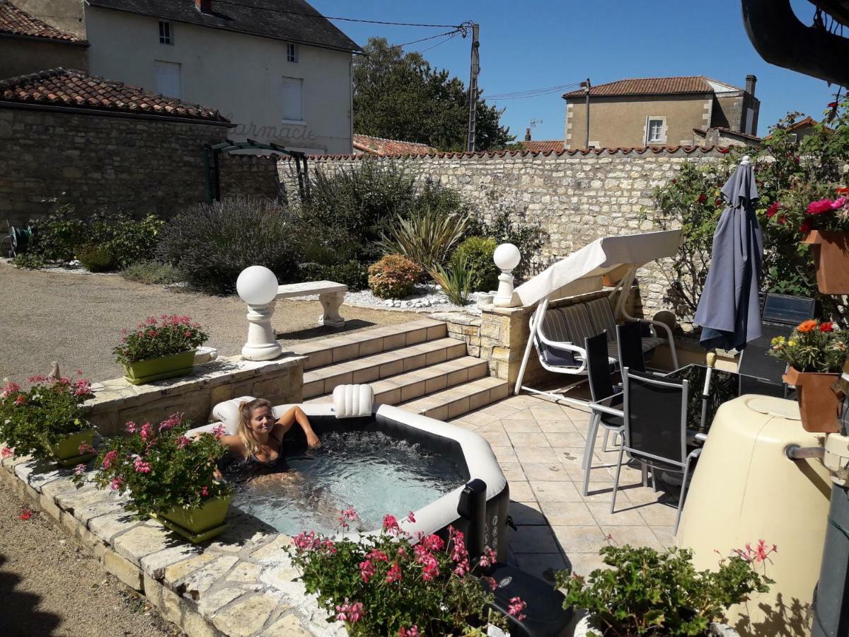 Les Quatre Saisons Villa Saint-Angeau Екстериор снимка