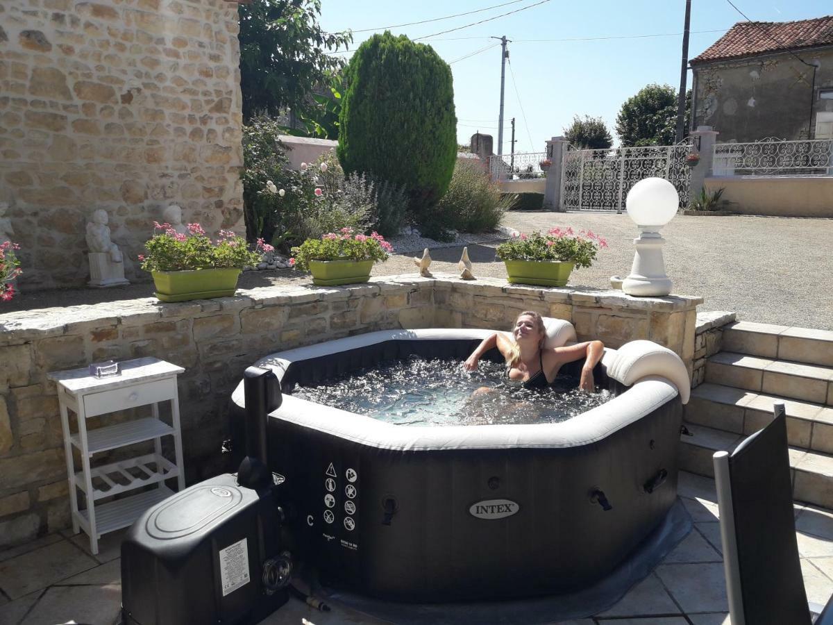 Les Quatre Saisons Villa Saint-Angeau Екстериор снимка