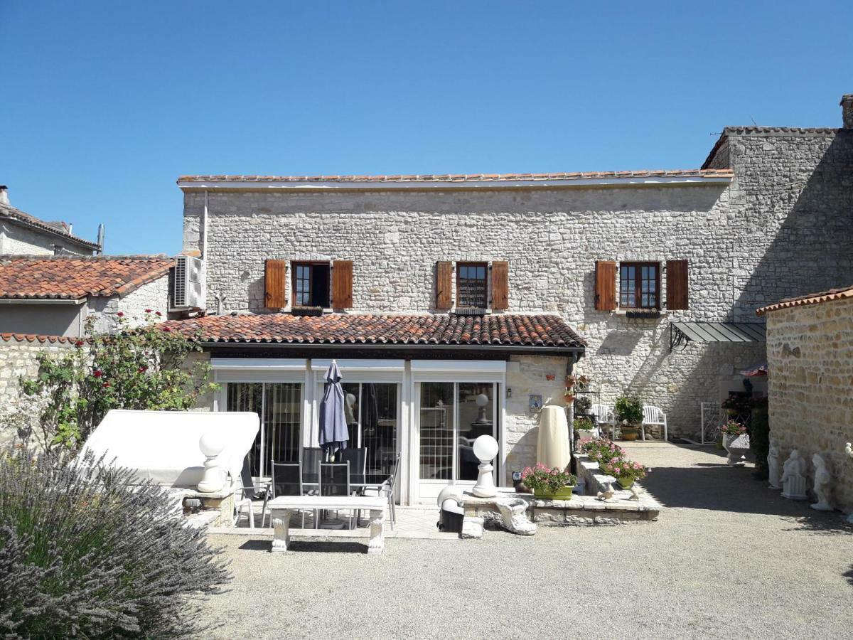 Les Quatre Saisons Villa Saint-Angeau Екстериор снимка